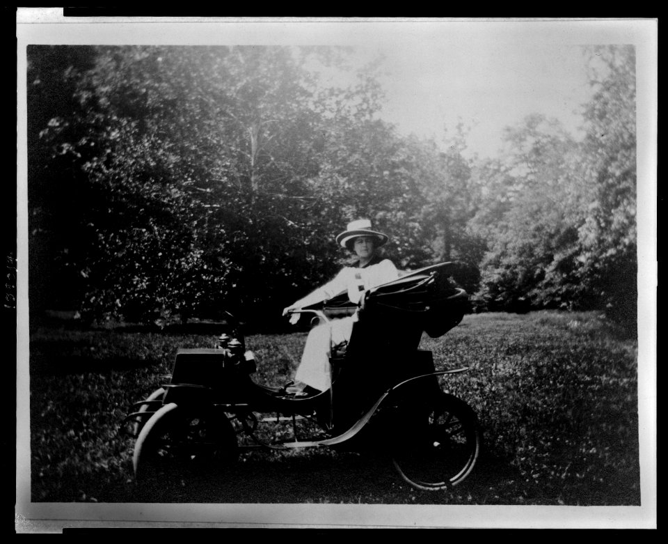 Edith Bolling Galt in the first electric automobile driven by a woman in Washington, D.C. LCCN2010647194