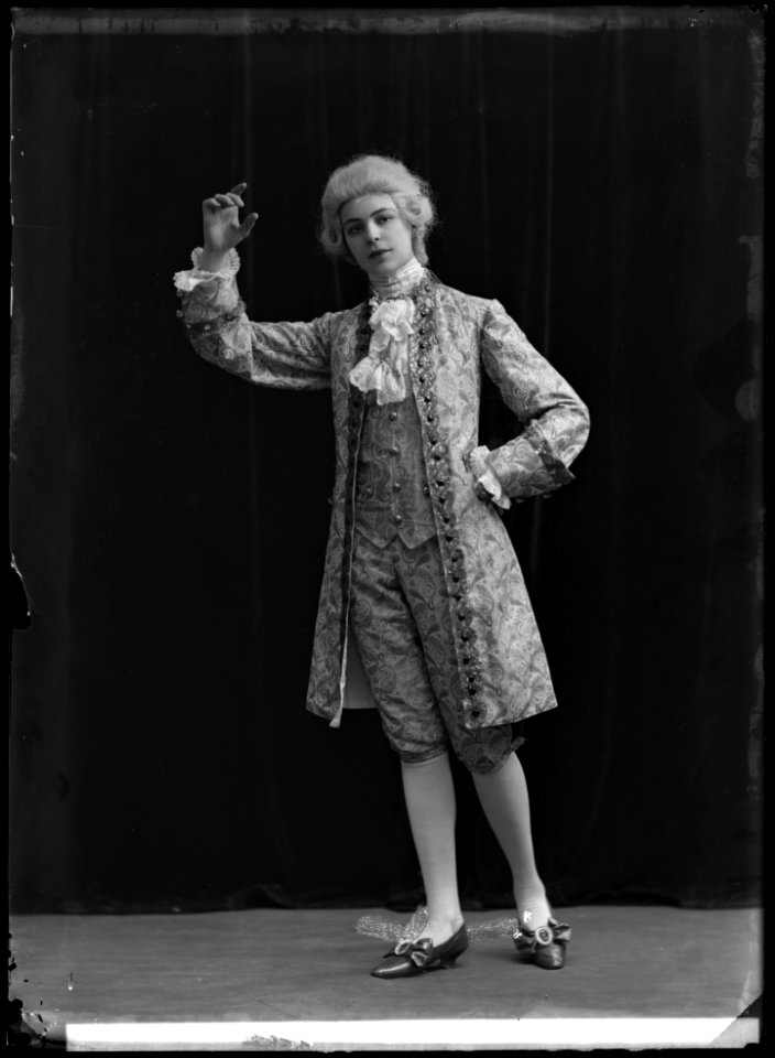 Edith Wallén in the revue Här ska valsas at Folkteatern 1911 - SMV - GV040