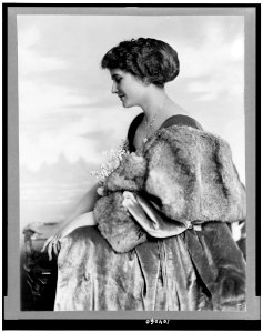 Edith Gracie, three-quarter length portrait, seated, facing left LCCN91787182 photo