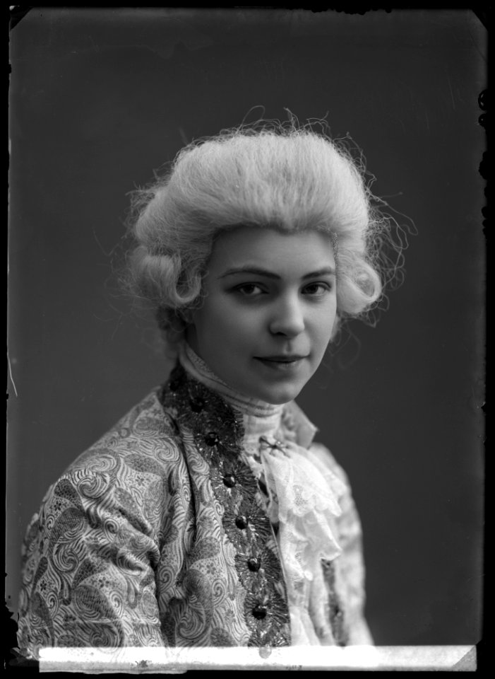 Edith Wallén in the revue Här ska valsas at Folkteatern 1911 - SMV - GV041