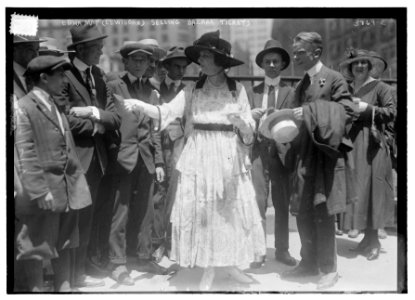Edna May (Lewisohn) selling Bazaar tickets LCCN2014701782