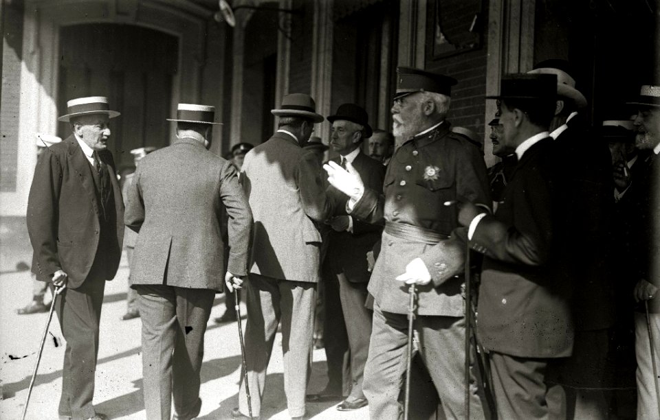 Eduardo Dato e Iradier con un grupo de personas en la estación del Norte (2 de 3) - Fondo Car-Kutxa Fototeka