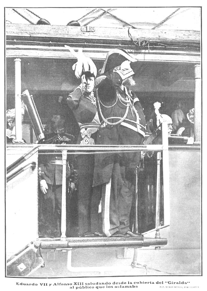 Eduardo VII y Alfonso XIII saludando desde la cubierta del «Giralda» al público que los aclamaba, de Campúa, Nuevo Mundo, 11-04-1907