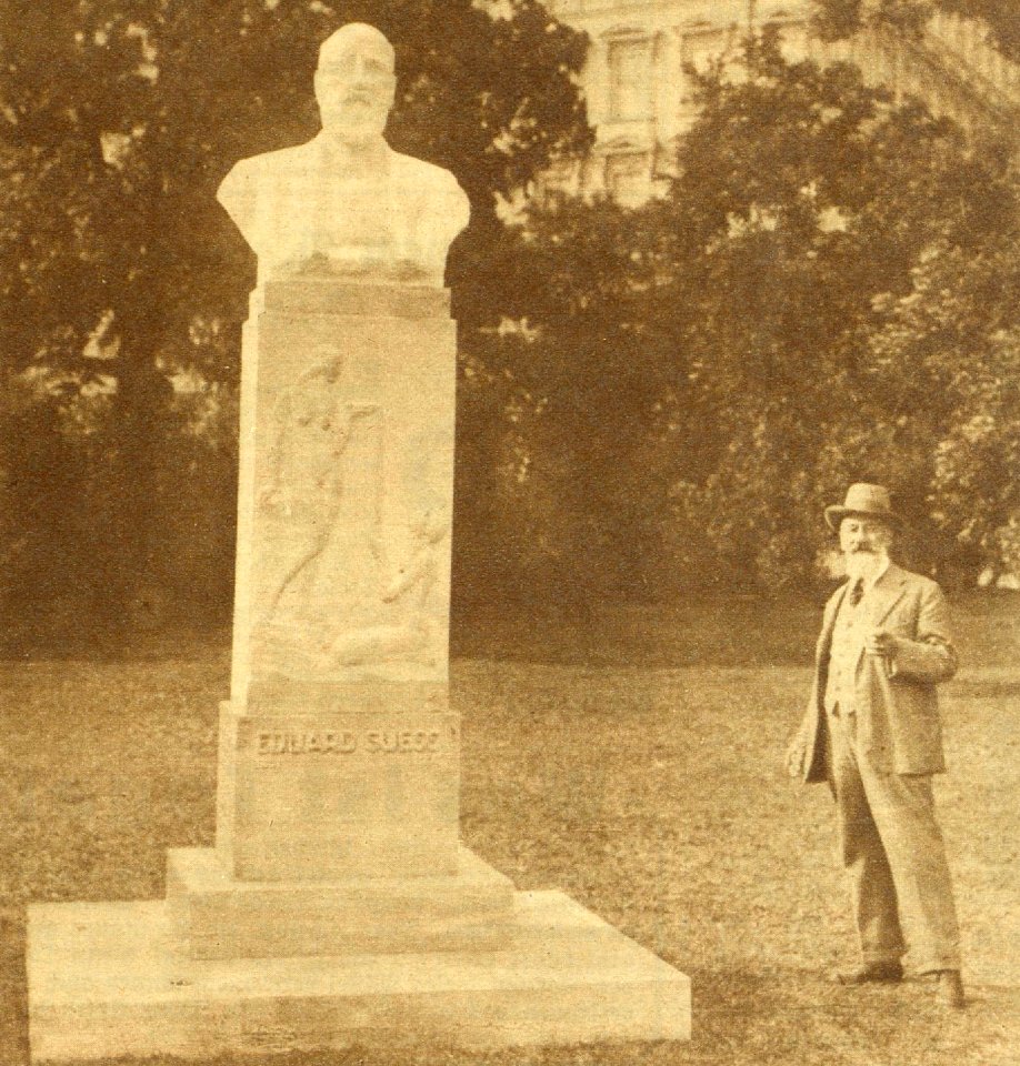 Eduard Suess-Denkmal mit Franz Seifert 1928