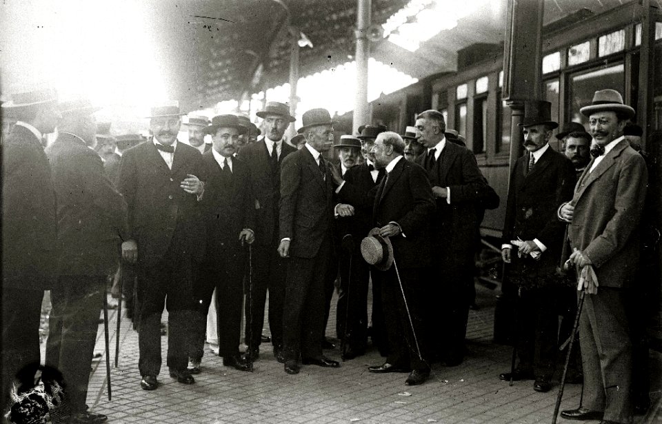 Eduardo Dato e Iradier con un grupo de personas en la estación del Norte (1 de 3) - Fondo Car-Kutxa Fototeka