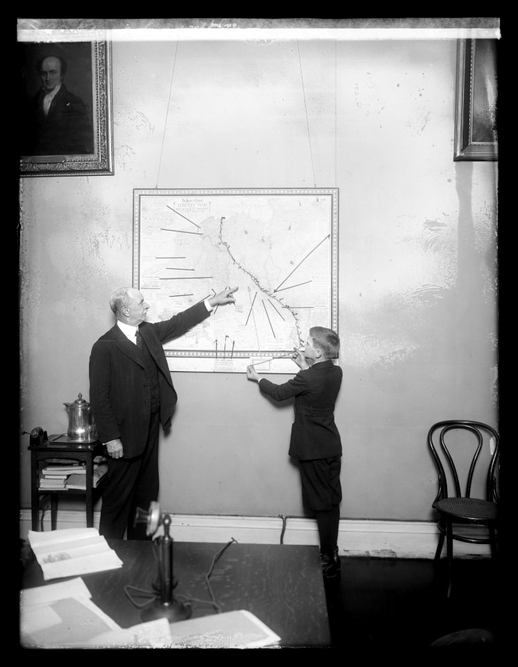 Edwards (boy) with Gordon Woodberry LCCN2016823673