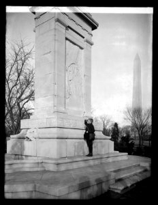 Edwards boy, John Paul Jones Monument, (Washington, D.C.) LCCN2016823591