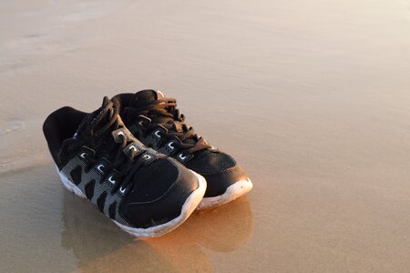 Sports shoes bai sea the sand of the sea