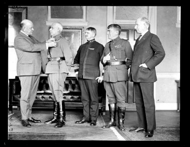 Edwin Denby and military group LCCN2016891337