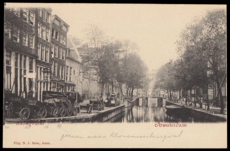 Een handkarrenverhuurderij op de Raamgracht gezien naar de Kloveniersburgwal, Afb PBKD00233000002
