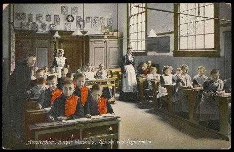 Een lagere schoolklas van het Burgerweeshuis, Kalverstraat 92. Uitgave N.J. Boon, Amsterdam, Afb PBKD00357000020