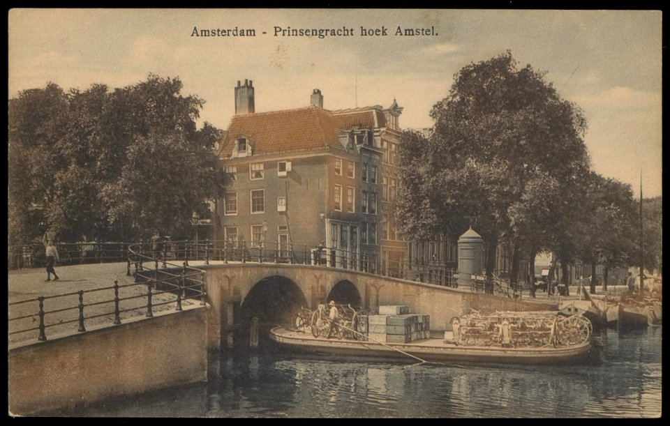 Een schipper manoeuvreert zijn dekschuit van de Binnen Amstel naar de Prinsengracht. Uitgave Brouwer & De Veer, Amsterdam, Afb PBKD00250000025
