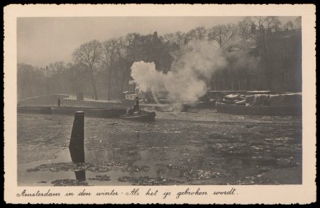 Een stoomsleepboot sleept 2 dekschuiten op de Binnen Amstel met links de Keizersgracht. Uitgave Vigevano, Amsterdam, Afb PBKD00250000032