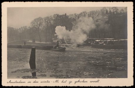 Een stoomsleepboot sleept 2 dekschuiten op de Binnen Amstel met links de Keizersgracht. Uitgave Vigevano, Amsterdam, Afb PBKD00250000032 photo