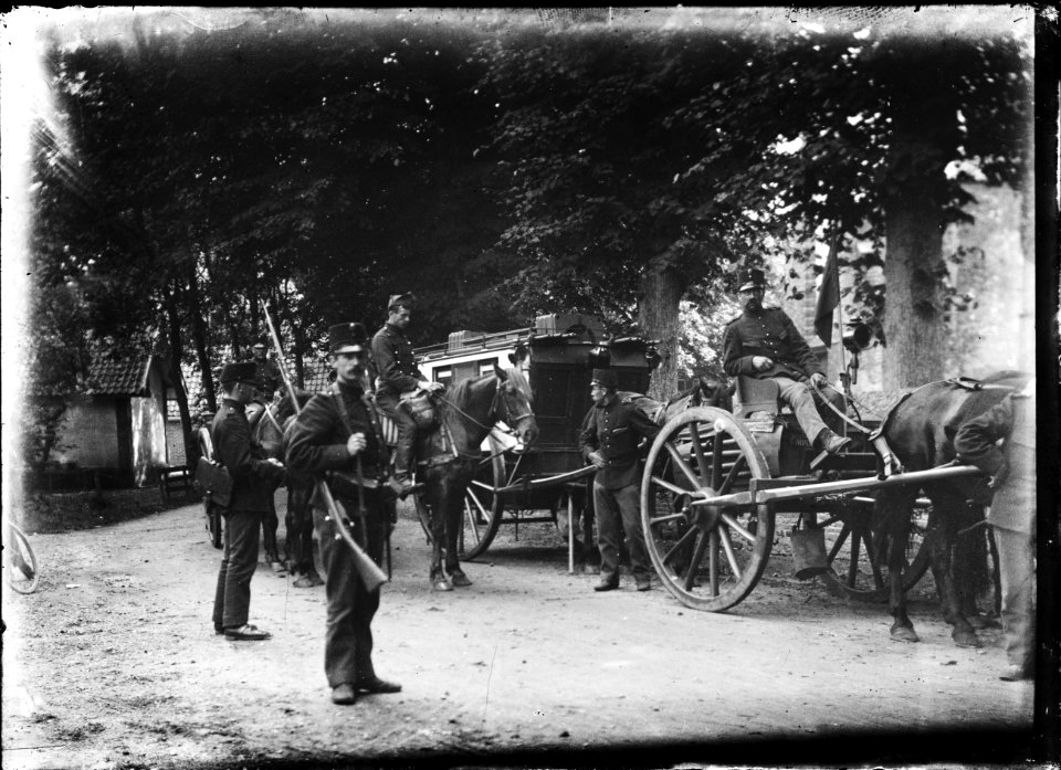 Een groep militairen met bespannen wagens op de Oude Prinsweg - Regionaal Archief Alkmaar - FO1400124
