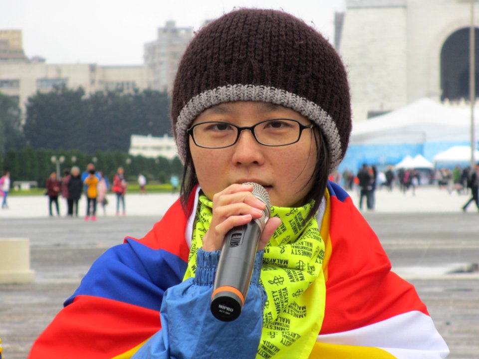 Eeling Chiu holding Mipro microphone 20160120