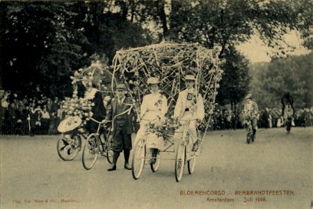 Een bloemencorso met versierde fietsen in het Vondelpark tijdens de Rembrandtfeesten in juli 1906, Afb 010137000002