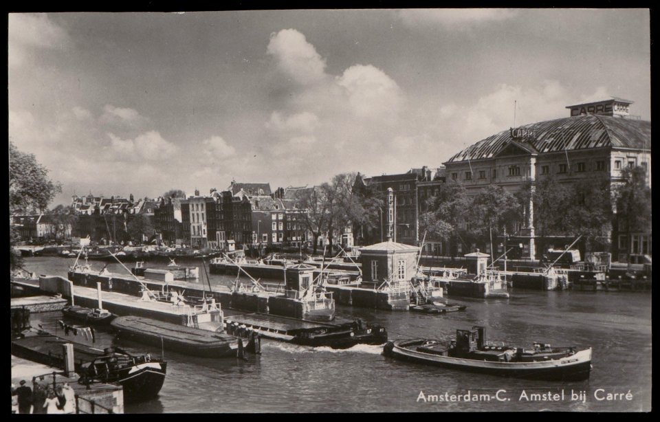 Een sleepboot van de Stadsreiniging vaart met een baggerschuit door de sluizen van de Binnen Amstel, Afb PBKD00248000003
