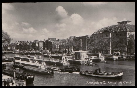 Een sleepboot van de Stadsreiniging vaart met een baggerschuit door de sluizen van de Binnen Amstel, Afb PBKD00248000003