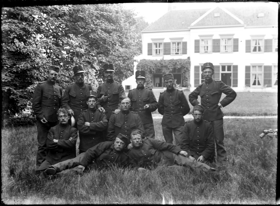 Een groep Nederlandse militairen voor het Oude Hof - Regionaal Archief Alkmaar - FO1400121