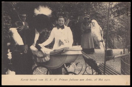 Eerste bezoek van H.K.H. Prinses Juliana aan Artis. Uitgave N.J. Boon, Amsterdam, Afb PBKD00458000031 photo