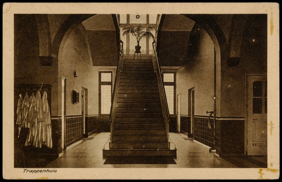Eerste Oosterparkstraat 179, trappenhuis. Onze Lieve Vrouwe Gasthuis. Uitgave Brinio, Rotterdam, Afb PRKBB00369000017