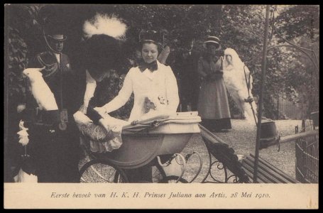 Eerste bezoek van H.K.H. Prinses Juliana aan Artis. Uitgave N.J. Boon, Amsterdam-001 photo