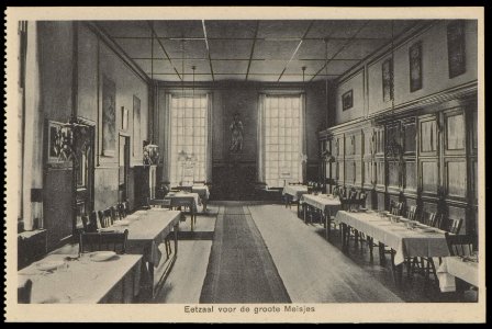 Eetzaal voor de grote meisjes van het rooms katholieke Maagdenhuis Spui 21. Uitgave Brinio, Rotterdam, Afb PBKD00354000030