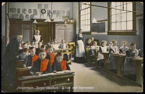Een lagere schoolklas van het Burgerweeshuis, Kalverstraat 92. Uitgave N.J. Boon, Amsterdam