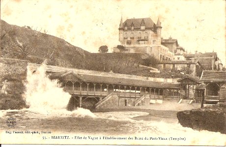 Effet de vague à l'établissement des bains du Port Vieux de Biarritz