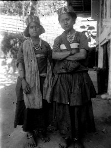 Ega och hennes syster(Folá) utanför Loois hus. (Plåten full av hål). Sulawesi, Kulawi. Indonesien - SMVK - 022137