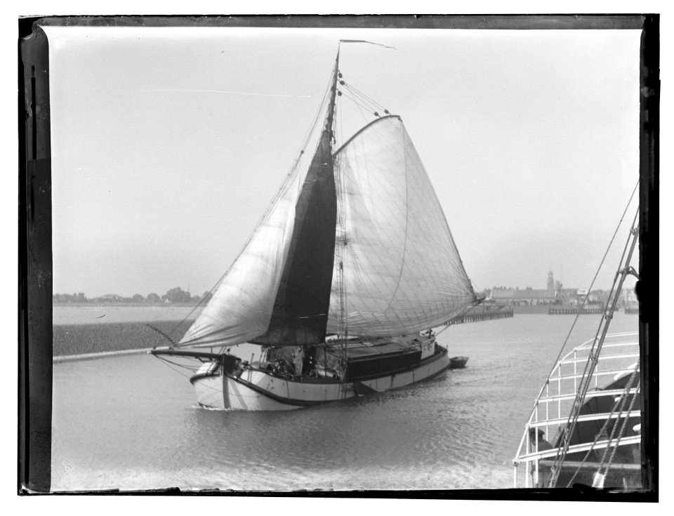 Een vrachtschip vaart de haven van Lemmer uit, gezien vanaf een schip van de dienst Amsterdam - Lemmer - Groningen Jacob Olie (max res)
