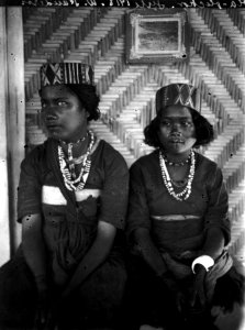 Ega och hennes syster på Loois veranda. (Plåt med vita prickar). Sulawesi, Kulawi. Indonesien - SMVK - 022144