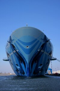 Ship cruise ship driving cruise ship