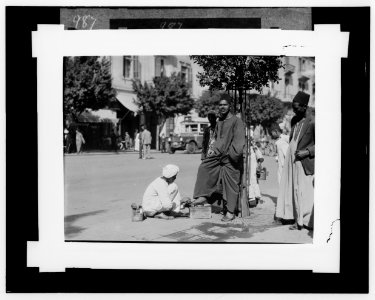 Egyptian characters, etc. Shoe-black of Cairo LOC matpc.01618