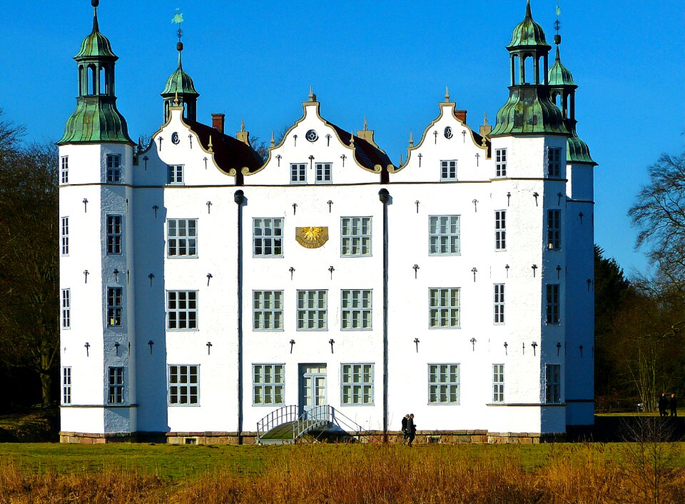 Building colonial white building