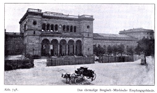 Ehemaliges Bergisch-Märkisches Bahnhofsgebäude am heutigen Graf-Adolf-Platz in Düsseldorf beim Abbruch
