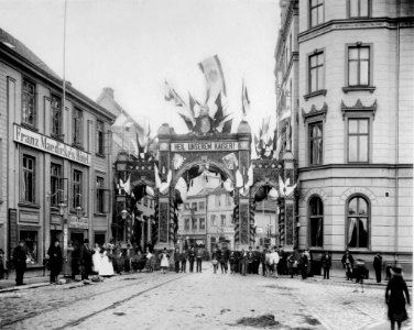 Ehrenpforte für Kaiser Wilhelm II. am Bahnhof und Durchgang zur Klinke (Kiel 44.693)
