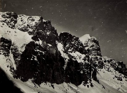 Eigene und feindliche Stellungen auf dem Kleinen Lagazuoi mit gesprengtem Felsband. Die lichte Fläche in der Bildmitte zeigt die Wirkung der, Mitte Jänner 1917 erfolgten, Sprengungen, rechts Tofana. (BildID 15578458)