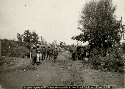 Eigene und italien. Verwundete in den feindl.Stellg.a.d.Piave 18.6.18. (BildID 15620039)