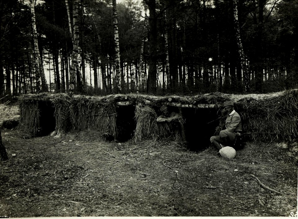 Eigene Stellungen, Flugdach im Wald östlich bei Kordon (östlich Sulmierzyce). 11m lang für ca. 20 Mann. (BildID 15589386)