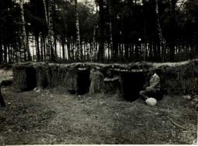 Eigene Stellungen, Flugdach im Wald östlich bei Kordon (östlich Sulmierzyce). 11m lang für ca. 20 Mann. (BildID 15589386)