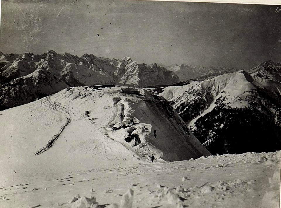 Eigene Vorfeldstellung Punta Marone, rechts Monte Schiara. (BildID 15579418)