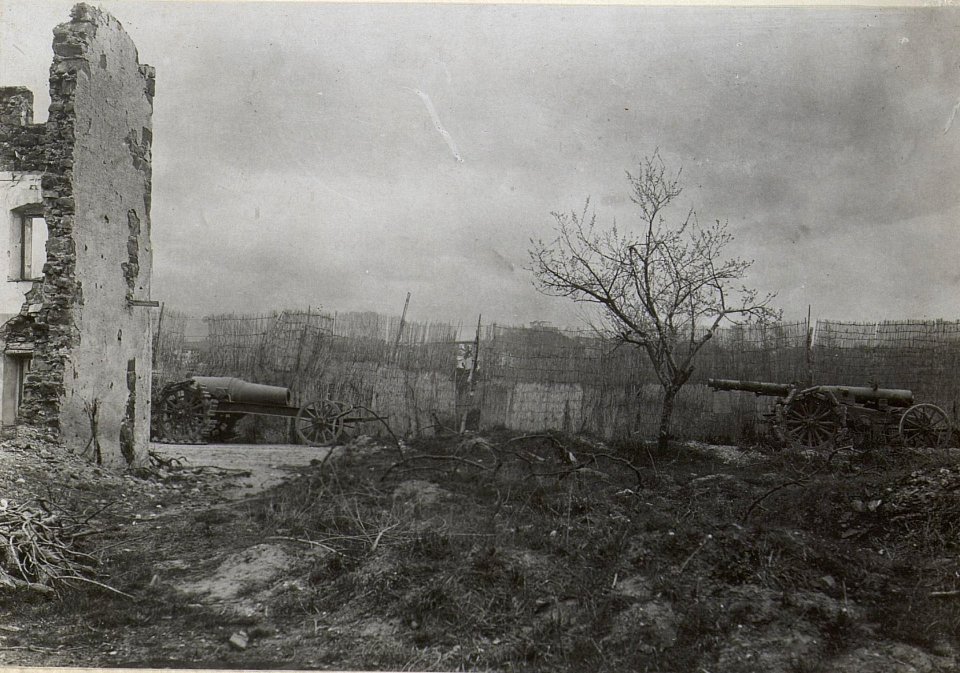 Ein 28cm Mörser u.20.2cm weittragendes Geschütz. Aufgenommen an der Strasse beim Isonzo-Görz. (Ende März. 1918.) (BildID 15664278)