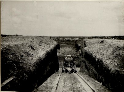 Ein 90 cm Scheinwerfer in Tagesstellung an der Strypa beim Honved Infanterieregiment 24, aufgenommen am 28. Juli 1916 (BildID 15542611)