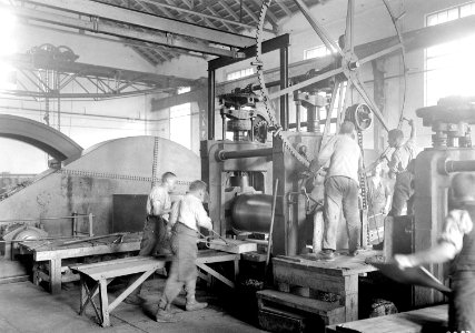 Ein Aluminiumblock wird in das Walzwerk eingeschoben - CH-BAR - 3241301
