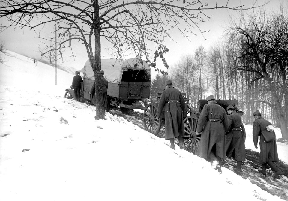 Ein Berna Lastwagen mit einer 15cm Haubitze angehängt - CH-BAR - 3241023