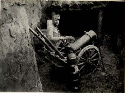 Ein 22,5 cm Minenwerfer in Feuerstellung beim Infanterieregiment 82, aufgenommen am 25. Februar 1916 (BildID 15541701)