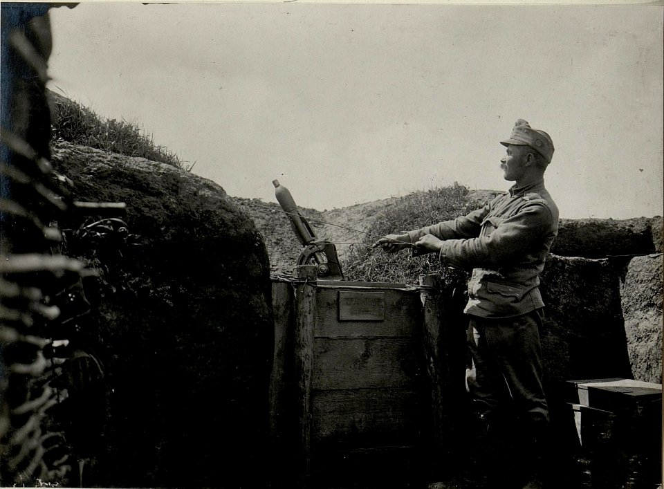 Ein 6 cm Granatwerfer beim Abfeuern in den Stellungen des Inafanterieregimentes 86, bei der 13. Kompanie auf der Kote 389 nördlich Worobijowka (BildID 15542457)