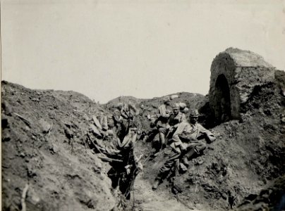 Ein durch Trommelfeuer besonders stark beschädigtes Grabenstück auf der Worobijowka - Höhe, welches durch das deutsche Reserve.Jäger Bataillon 15 am 1. Juli wiedererobert wurde (BildID 15542338)